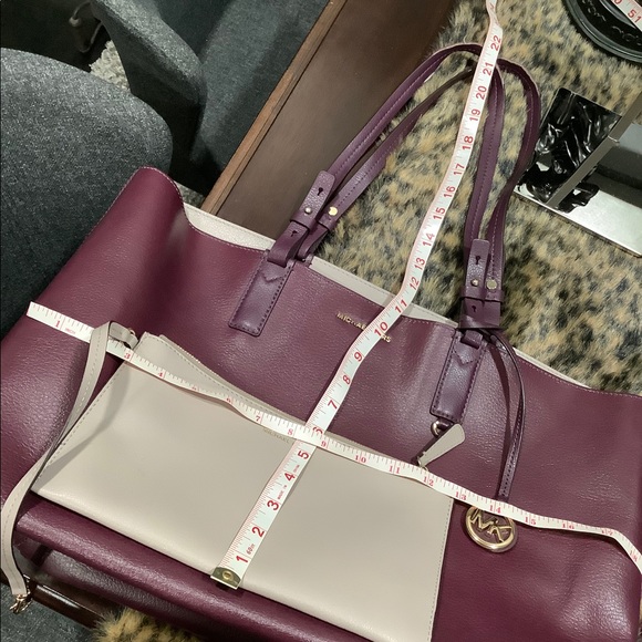 MICHAEL KORS LEATHER TOTE AND POUCH - Picture 9 of 11